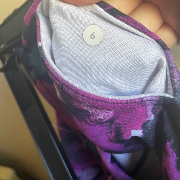 LULULEMON Wunder Under
Crop 6 Midnight Bloom Black Deep Fuschia - Picture 6 of 9
